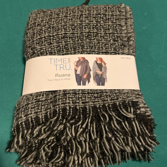 Time and Tru Ruana Scarf - Picture 1 of 4